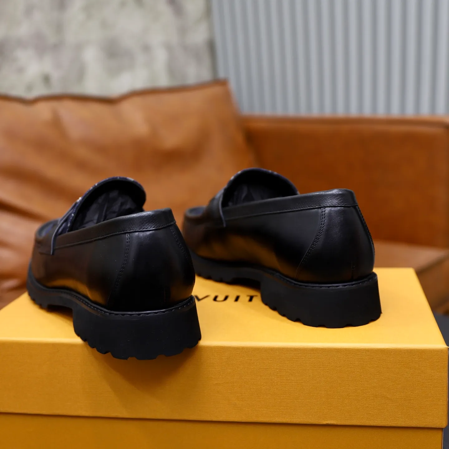 Ex-factory price: 600💰Louis Vuitton LV men's classic Oxford shoes, men's business formal boutique leather shoes, classic style, almond kernel exquisite toe, ultimate art, the whole shoe is made of imported cow leather (open edge beads), carefully selected, fine pores, excellent gloss, soft texture, strong toughness, durable and not easy to deform, apricot fetal cowhide leather lining, soft and comfortable, sweat-absorbent and breathable. Foam outsole, original box and dust bag packaging! Size: 38–44 (45/46 customized)